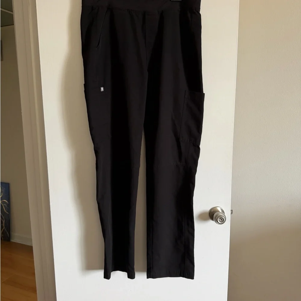 Figs Technical Collection Men’s Black Axum Cargo Scrub Pants size Large
